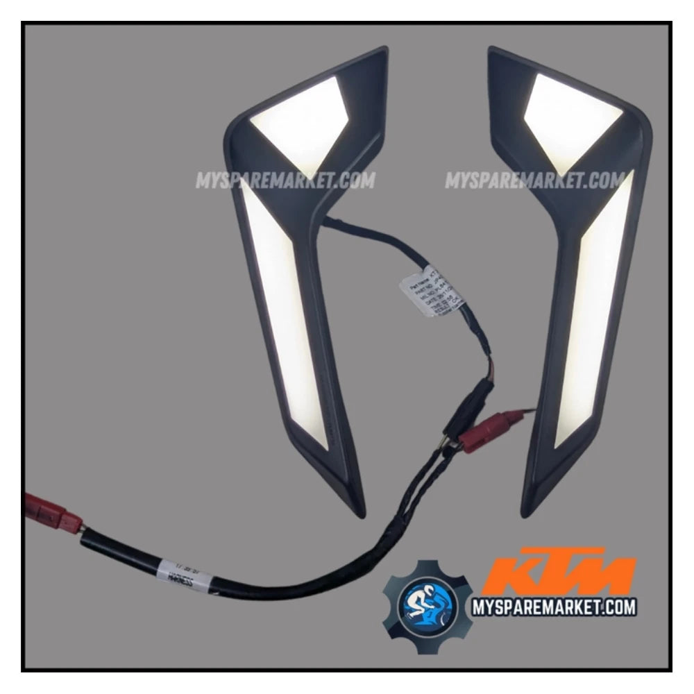 KTM DUKE 390 GENERATION 3 - DRL (JP401045 + JP401048) + PLUG