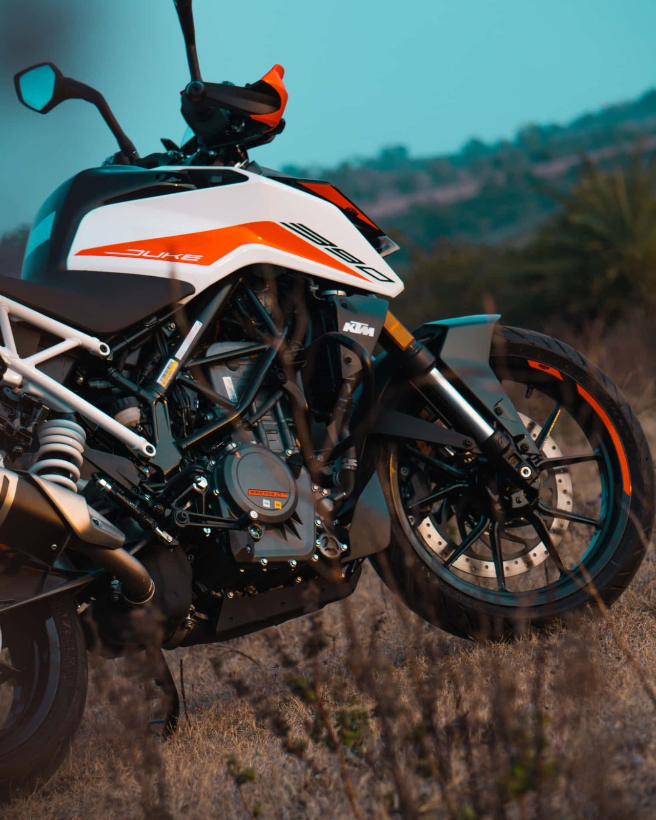 TANK PANNEL - DUKE 390 - WHITE + DECAL - 52JP0885 + 52JP0887